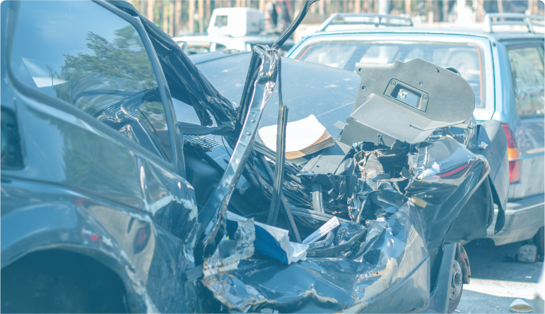 coche destrozado debido a un accidente de trafico